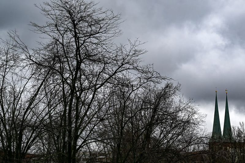 ARCHIV - 16.12.2024, Berlin: Die Türme von der Nikolaikirche Berlin und kahle Bäume bei trübem Wetter und Regenwolken. (zu dpa: «Trübes, aber trockenes Wetter in Berlin und Brandenburg») Foto: Jens Kalaene/dpa