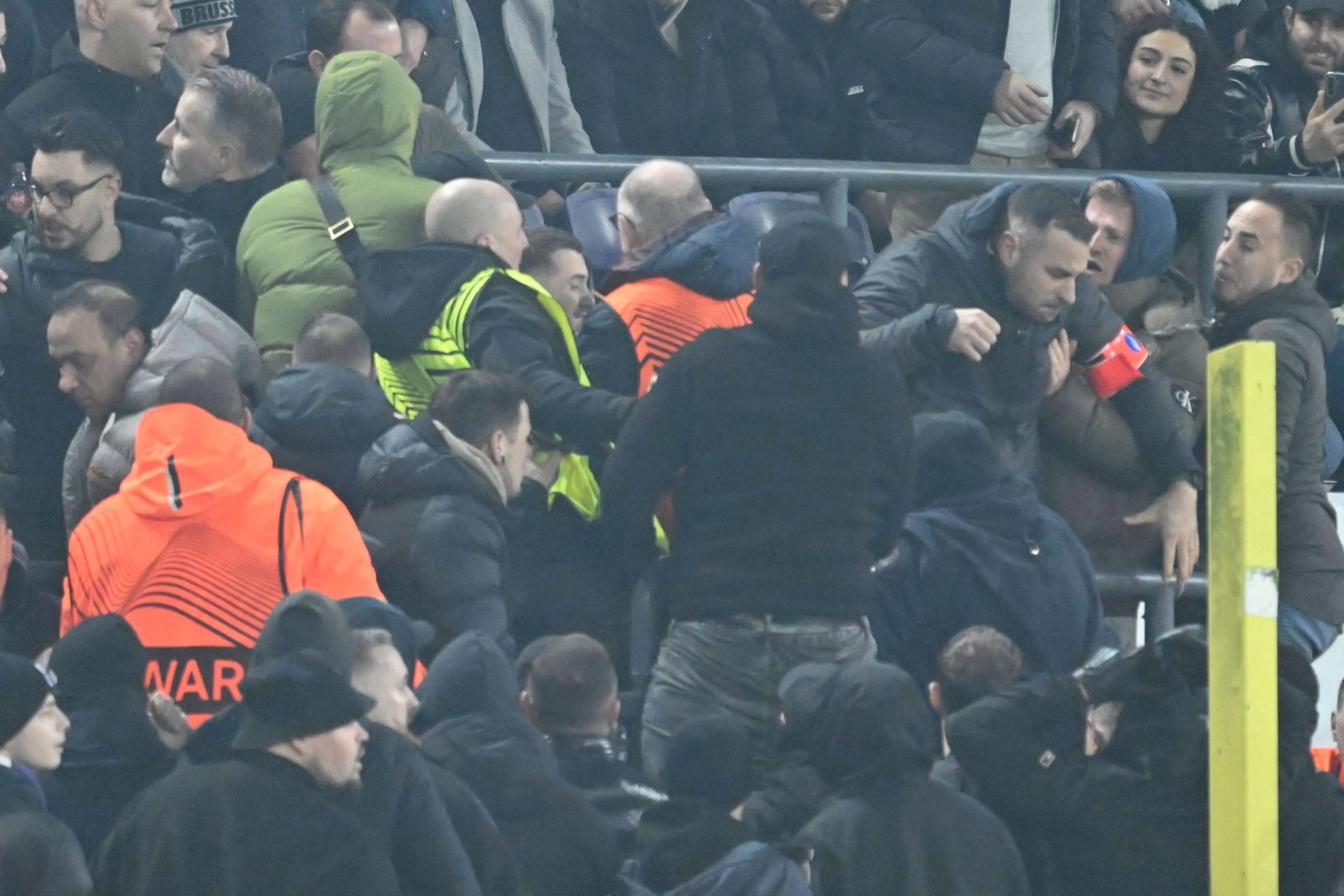 Rangelei auf der Tribüne: In der Europa League ist es zu zwei Vorfällen während einer Partie gekommen.