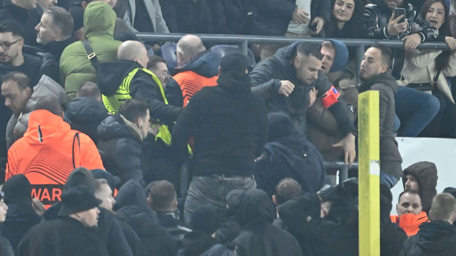 Rangelei auf der Tribüne: In der Europa League ist es zu zwei Vorfällen während einer Partie gekommen.