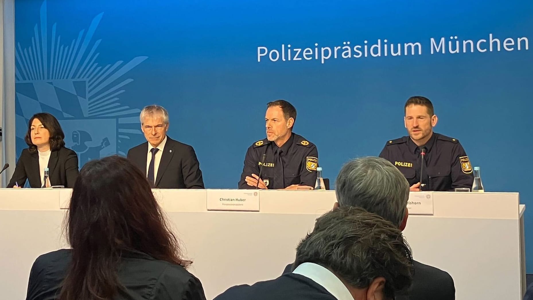 Auto in München in Menschengruppe gefahren