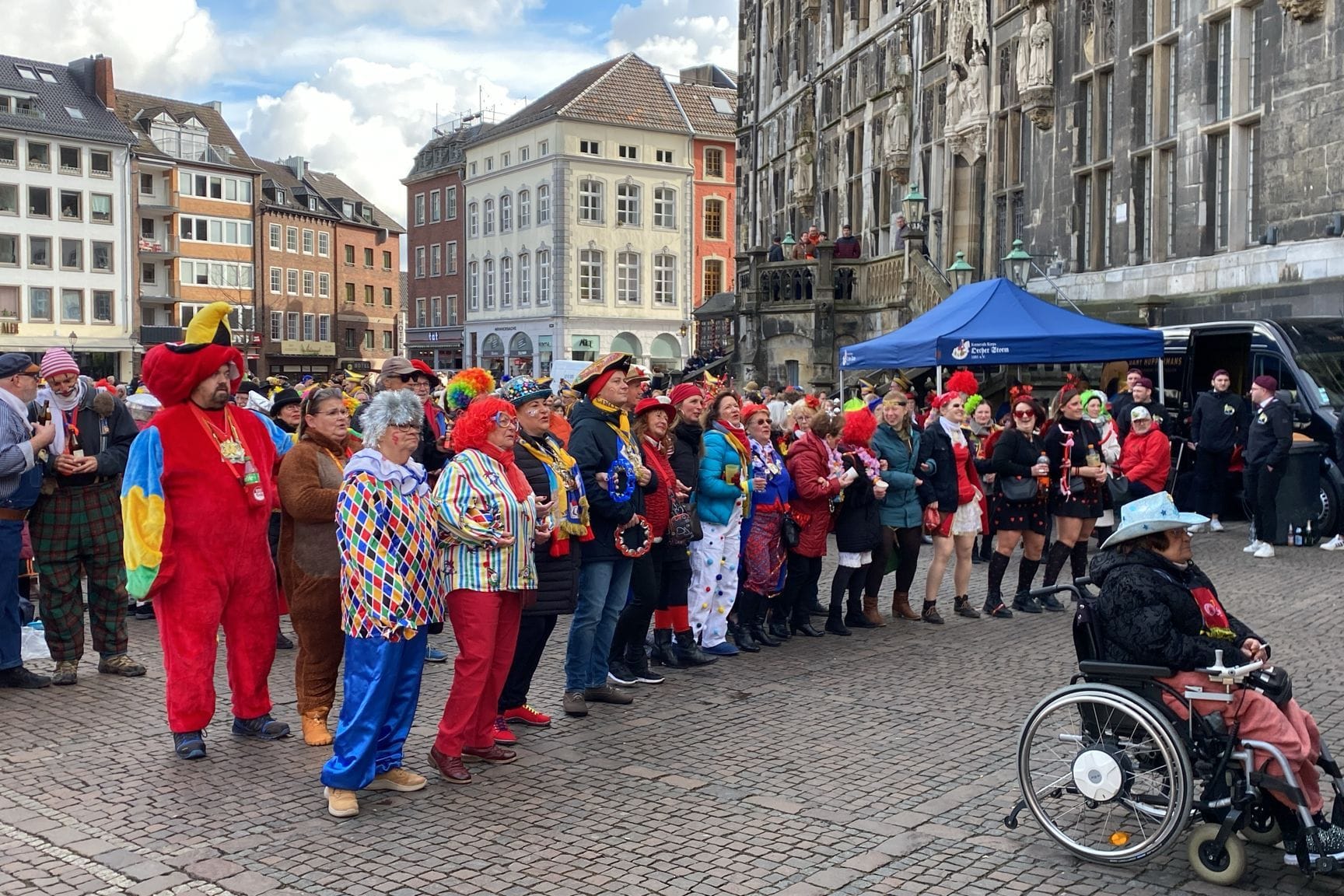 Bunter Karnevalsauftakt: Friedlich schunkeln die Karnevalisten auf dem Aachener Markt.