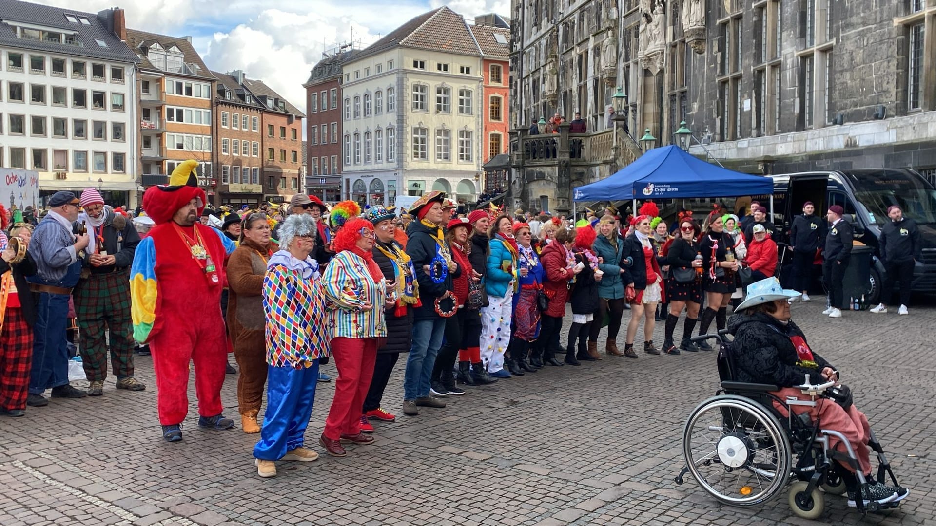 Bunter Karnevalsauftakt: Friedlich schunkeln die Karnevalisten auf dem Aachener Markt.