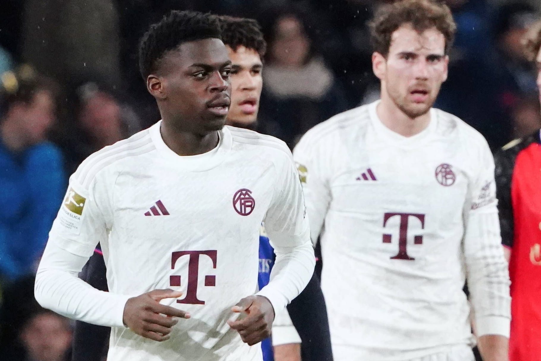 Noel Aséko (l.) bei einem Testspiel der Bayern-Profis gegen Basel: Der talentierte Mittelfeldmann wechselt nach Niedersachsen.