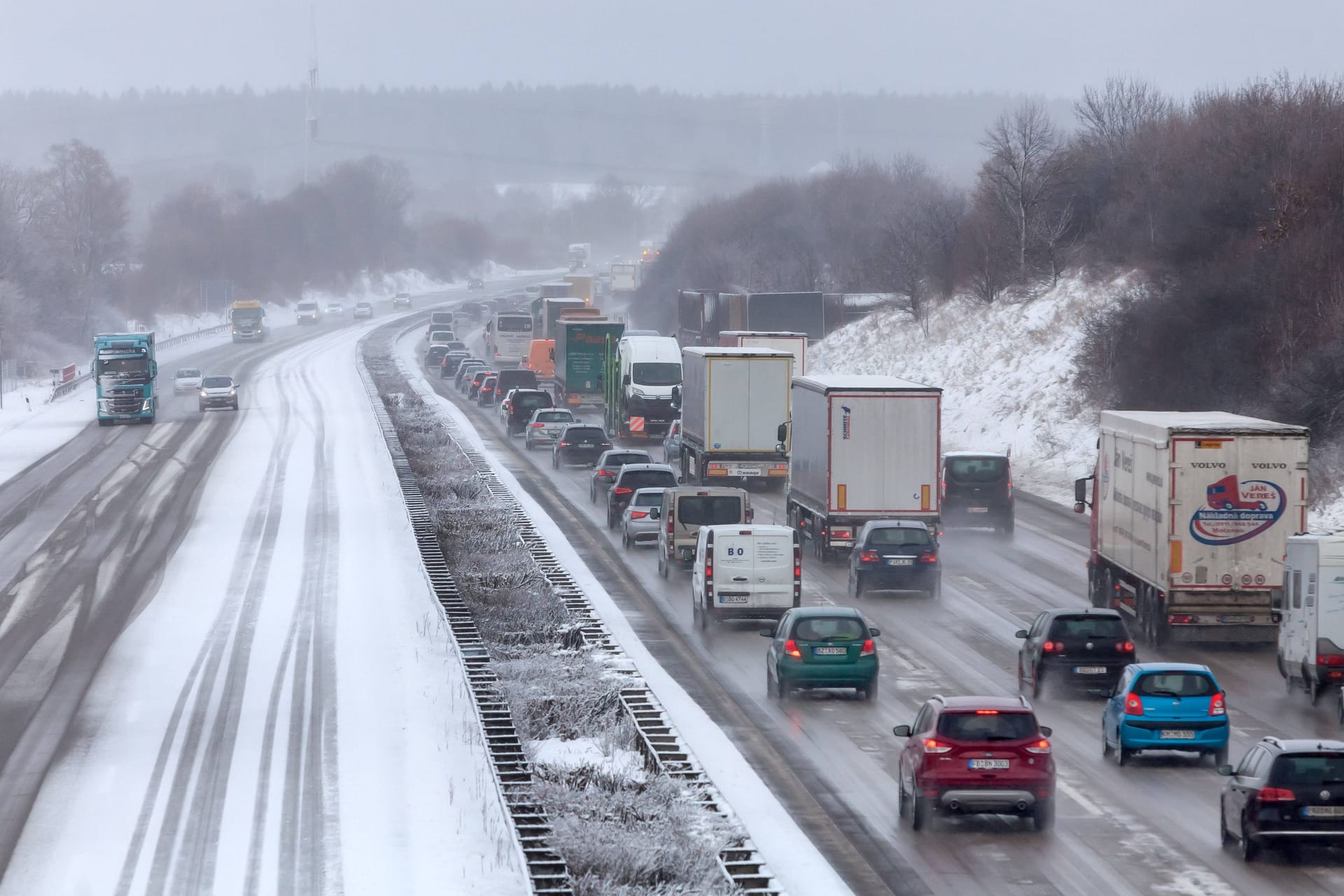 Winter: In der Wintersportsaison kann es zu langen Wartezeiten auf den Straßen kommen.