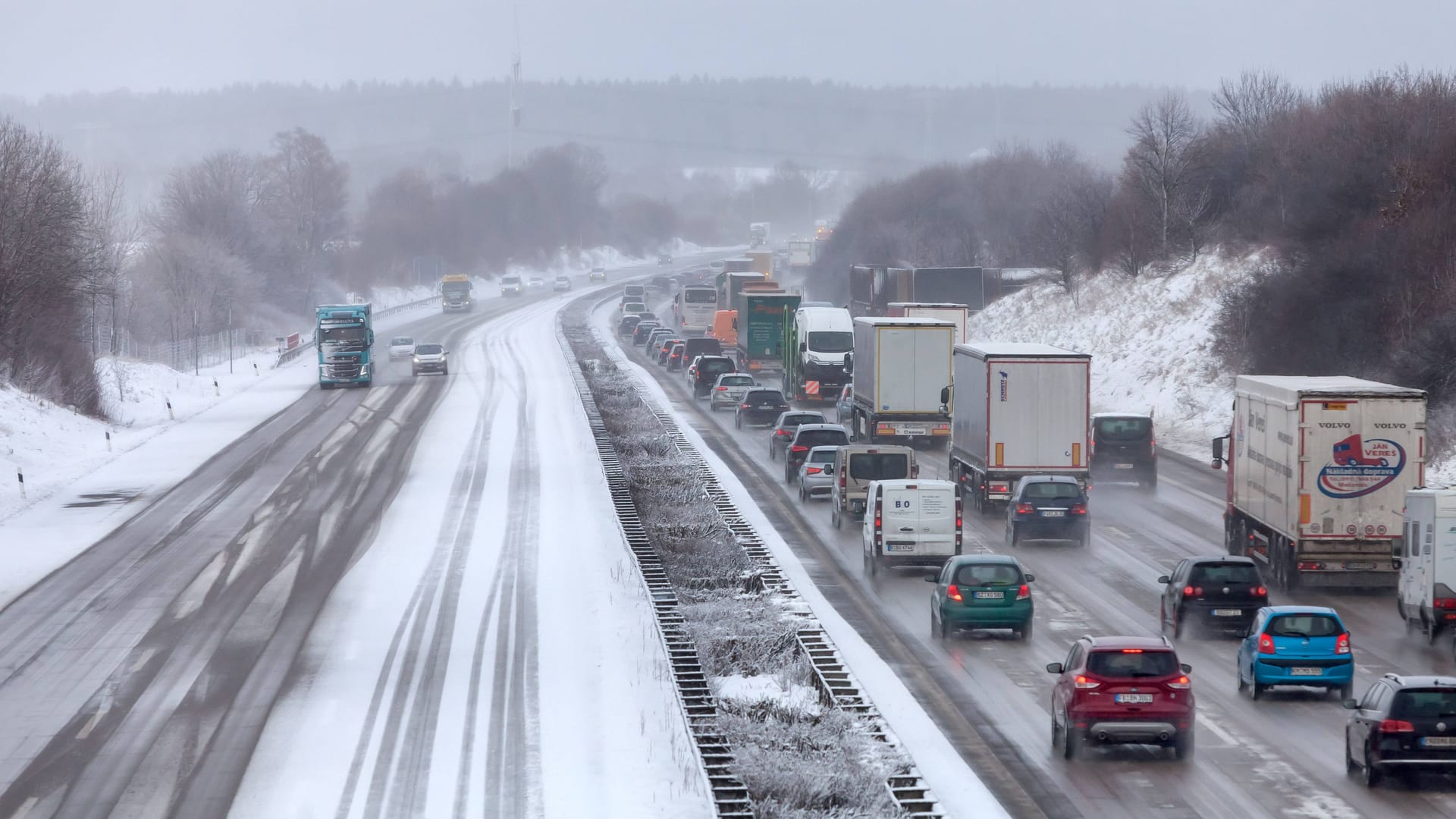 Winter: In der Wintersportsaison kann es zu langen Wartezeiten auf den Straßen kommen.