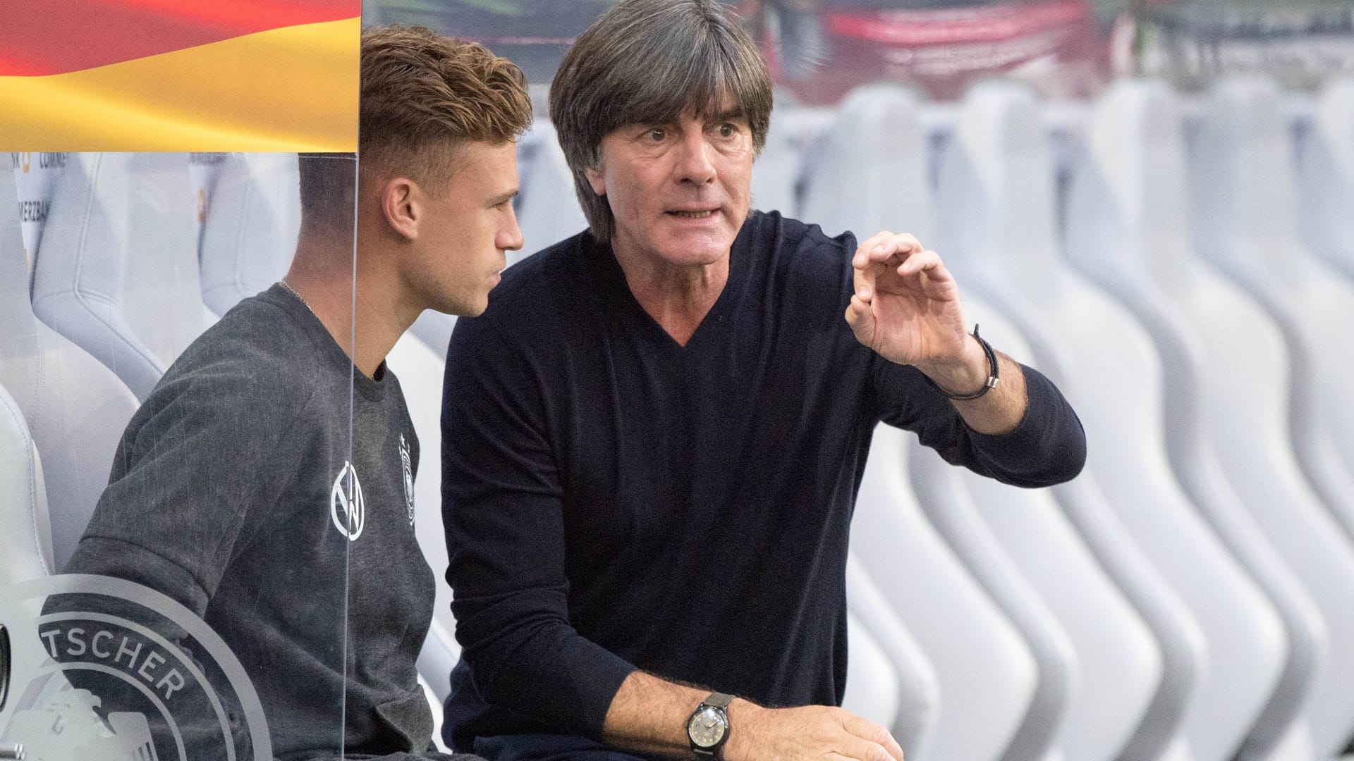 Jogi Löw (r.) mit Joshua Kimmich: Der ehemalige Bundestrainer hat sich zur Zukunft des Kapitäns der deutschen Nationalelf geäußert.