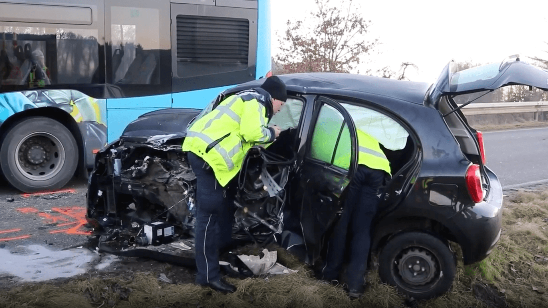 Einsatzkräfte untersuchen ein Auto mit einer zerstörten Front.