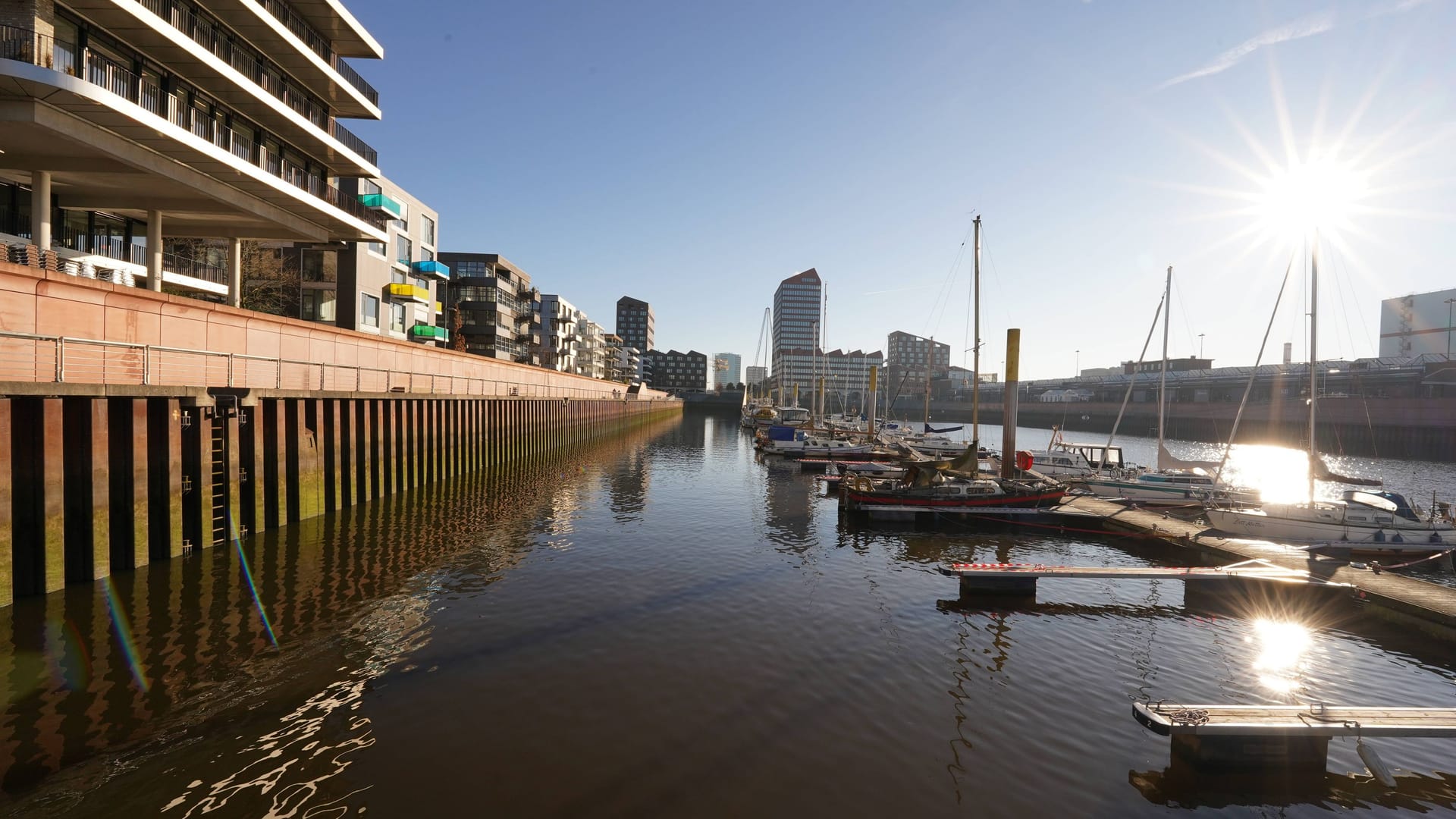 Quaimauer und Marina an der Weser (Symbolbild): Die Temperaturen sind für Februar ungewöhnlich mild.