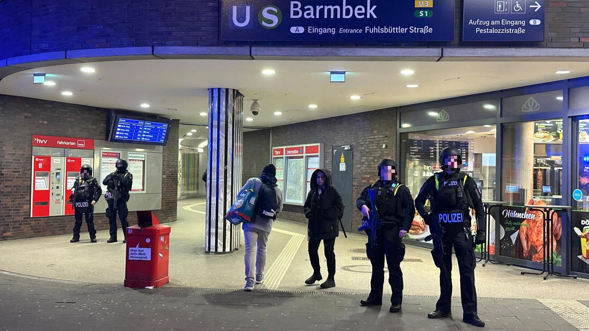 BarmbekPolizisten mit Maschinenpistolen sicherten den Bahnhof Barmbek.