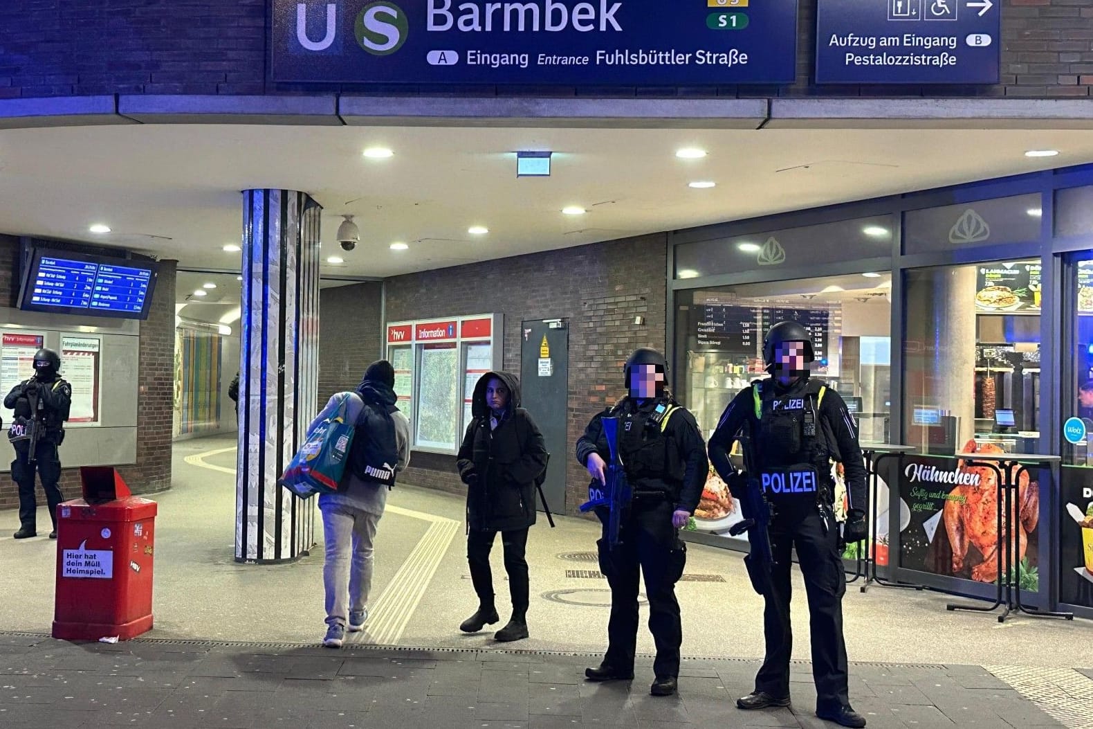 BarmbekPolizisten mit Maschinenpistolen sicherten den Bahnhof Barmbek.