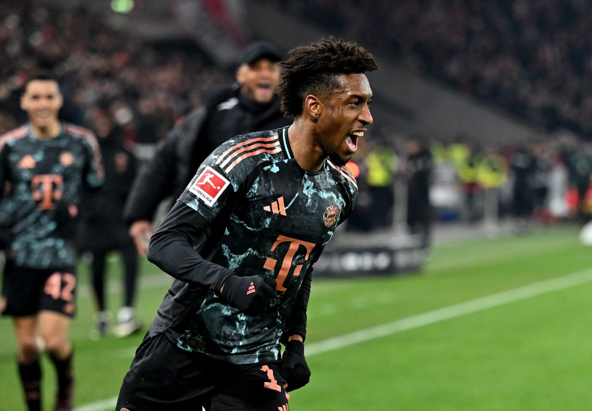 Kingsley Coman (ab 62.): Ersetzte Sané auf der linken Seite. Arbeitete ebenfalls gut mit nach hinten (66.). Zeigte sich zwar eigensinnig (75.), belohnte dies aber, als er den Patzer von Finn Jeltsch nutzte, sich gegen Nübel durchsetzte und aus 30 Metern den Deckel draufmachte (90.). Mit seinem Treffer zum 3:1 war das Spiel entschieden. Note: 2