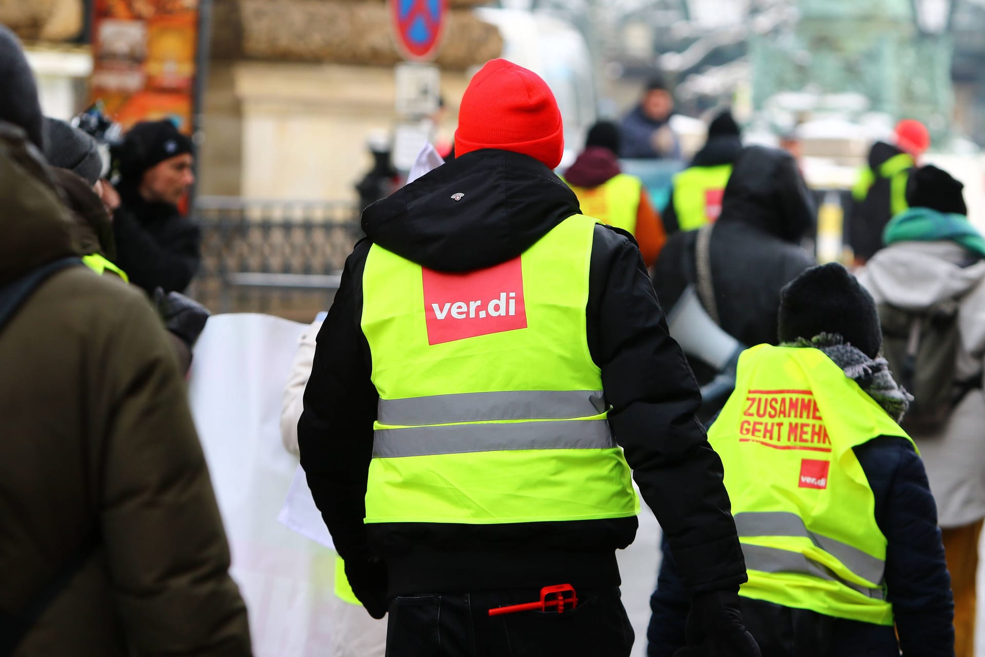 Streikende bei einer Demonstration am 13. Februar 2025: Verdi fordert eine Altersteilzeit-Regelung für die Beschäftigten der Stadt Hamburg.