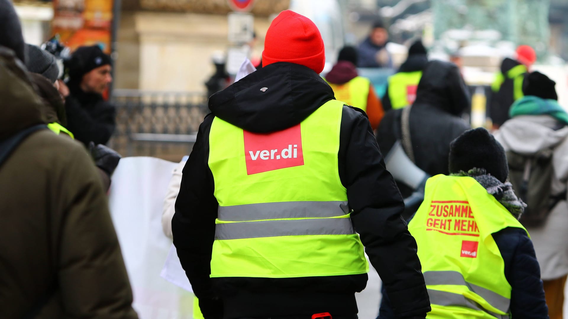 Streikende bei einer Demonstration am 13. Februar 2025: Verdi fordert eine Altersteilzeit-Regelung für die Beschäftigten der Stadt Hamburg.