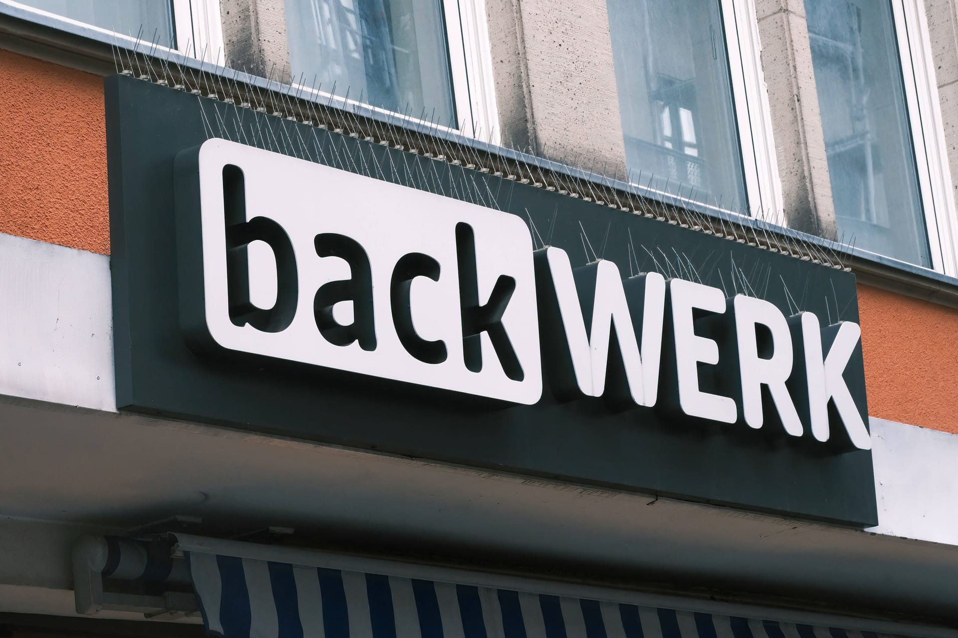 Firmenlogo von Back-Werk (Symbolbild): In Hannover werden alle Filialen von Back-Factory mittelfristig umgestellt.