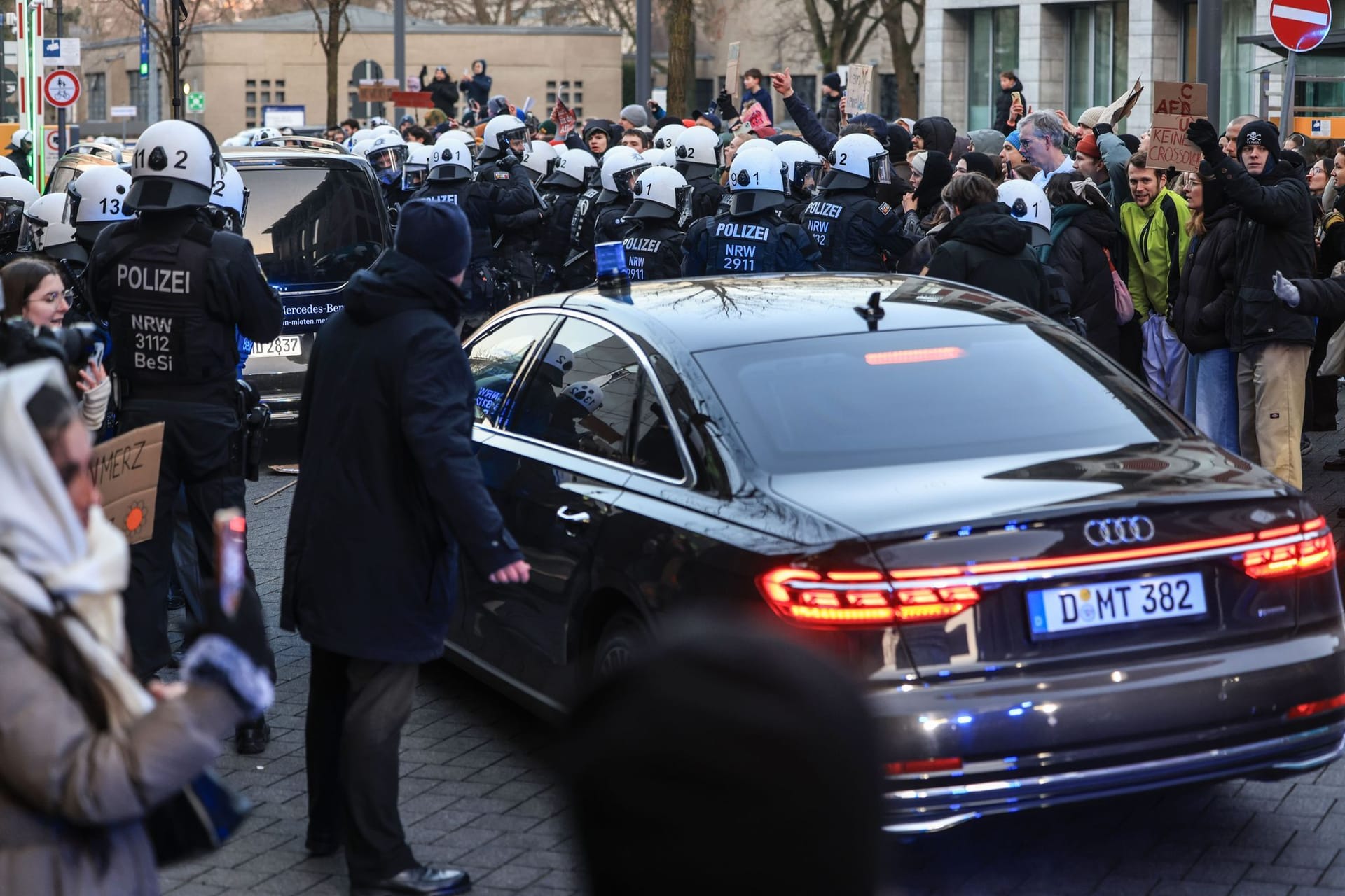 Merz und Wüst besuchen Krankenhaus - Demo