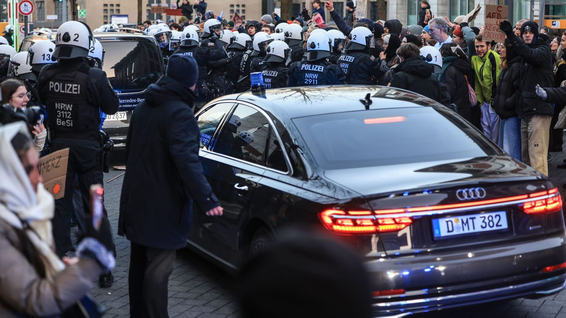 Merz und Wüst besuchen Krankenhaus - Demo