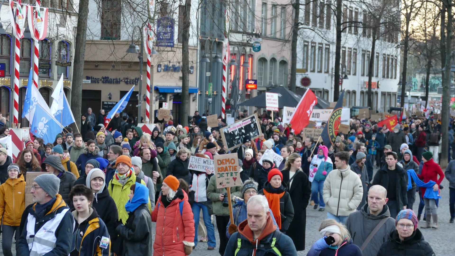 Mehr als 10.000 Menschen sollen nach Polizeiangaben am Demozug teilgenommen haben.