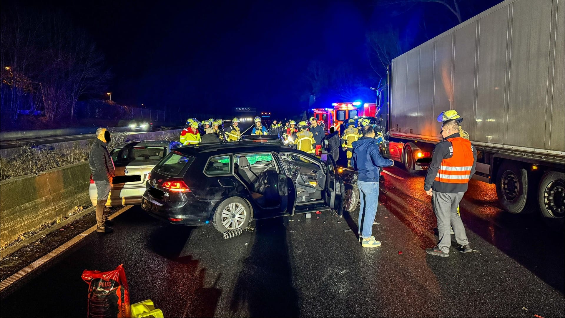 Auf der A40 kollidierten am Sonntagabend mehrere Fahrzeuge miteinander.