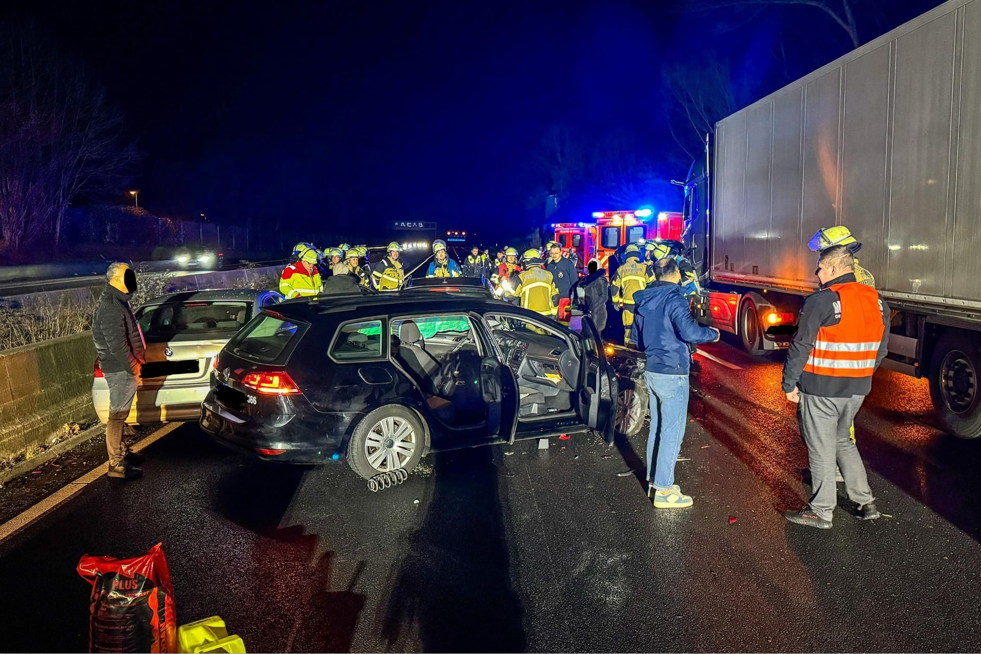 Auf der A40 kollidierten am Sonntagabend mehrere Fahrzeuge miteinander.