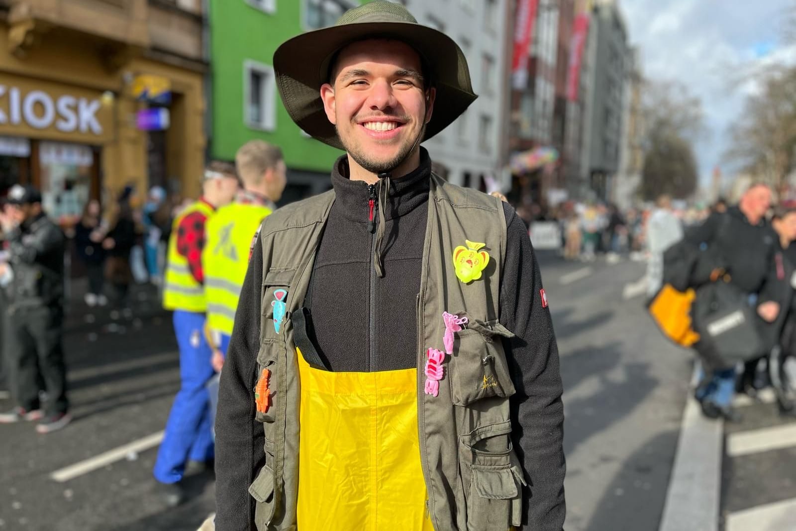 Auf der Zülpicher Straße beantworten Jecke Fragen zum Kölner Karneval.