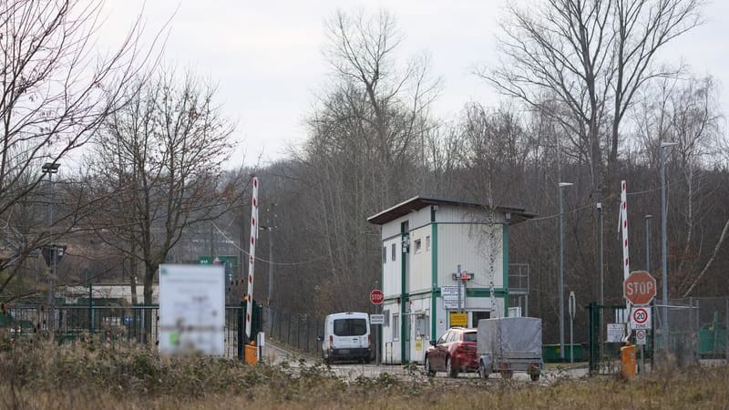 Blick auf die Einfahrt eines Abfallentsorgers in Freital: Auf dem Gelände wurde ein toter Säugling gefunden.