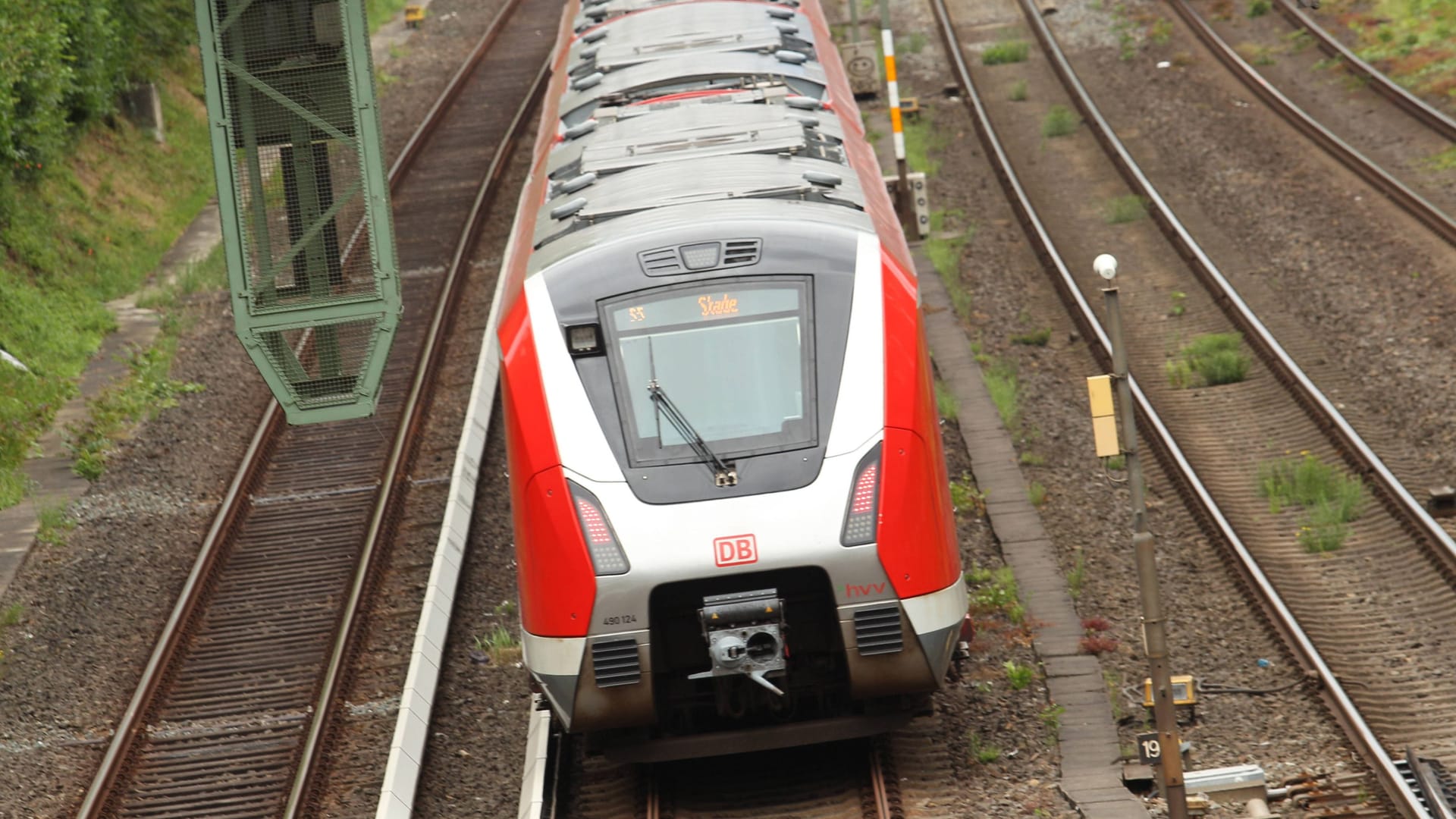 Eine S-Bahn der Linie S5 (Symbolbild): Notarzt und Rettungsdienst konnten dem Mann nicht mehr helfen.