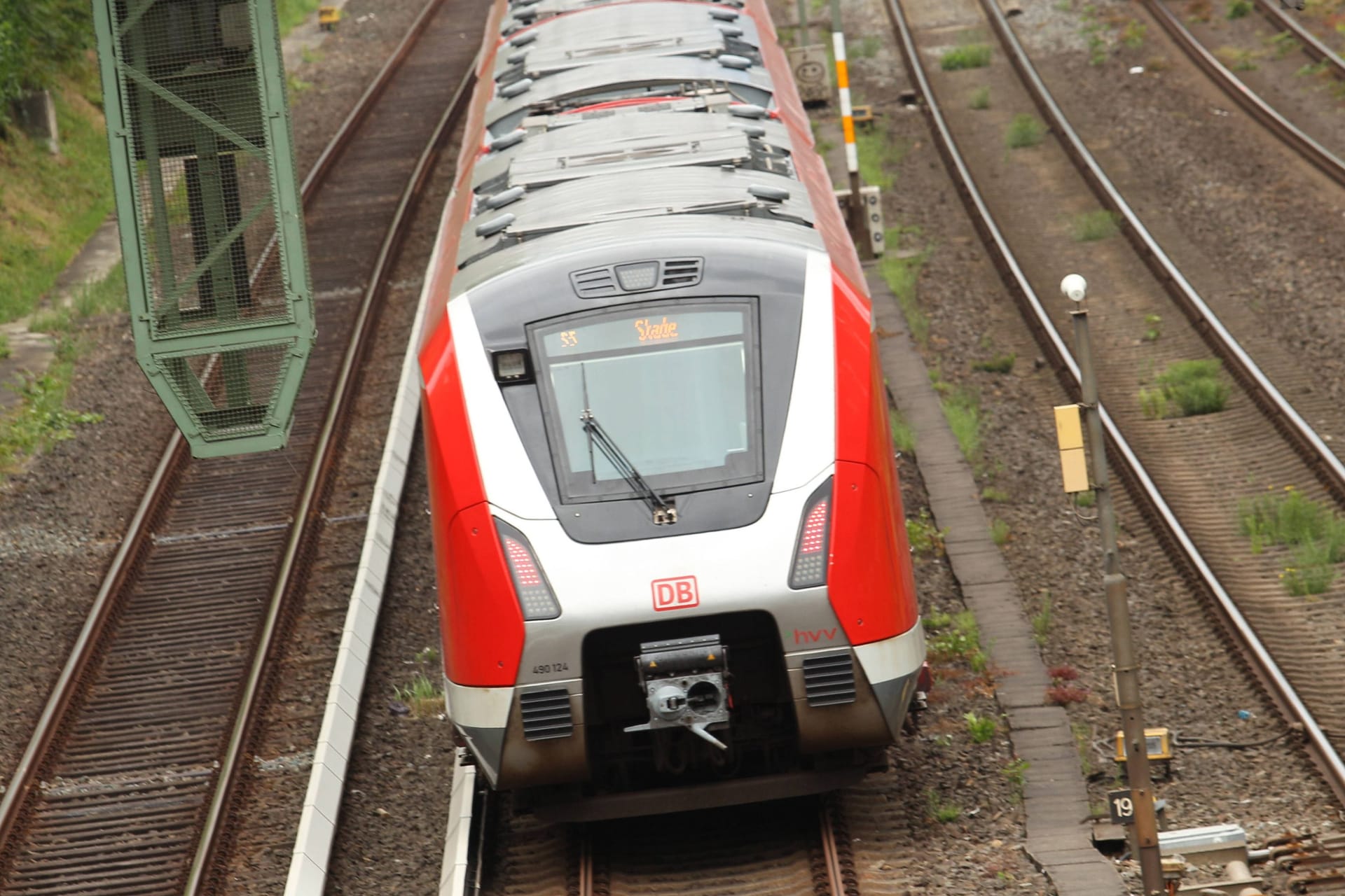 Eine S-Bahn der Linie S5 (Symbolbild): Notarzt und Rettungsdienst konnten dem Mann nicht mehr helfen.