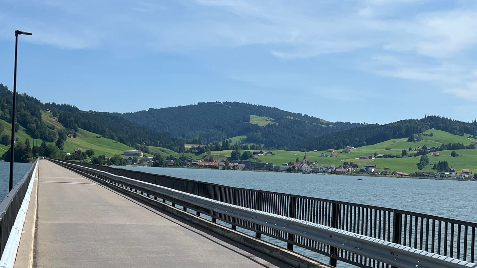 Dunkle Tannen und grüne Wiesen im Sonnenschein: In der Idylle eines Ortsteils von Einsiedeln in der Schweiz ist Alice Weidel zu Haus.