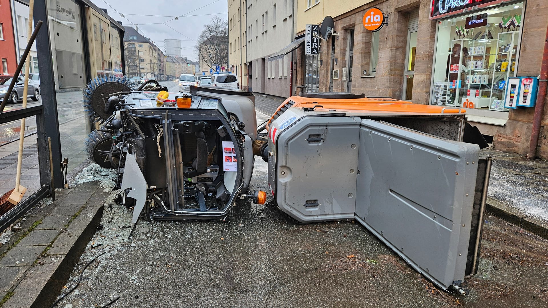 Die umgekippte Kehrmaschine: Auch für Autofahrer hatte der Unfall Folgen.