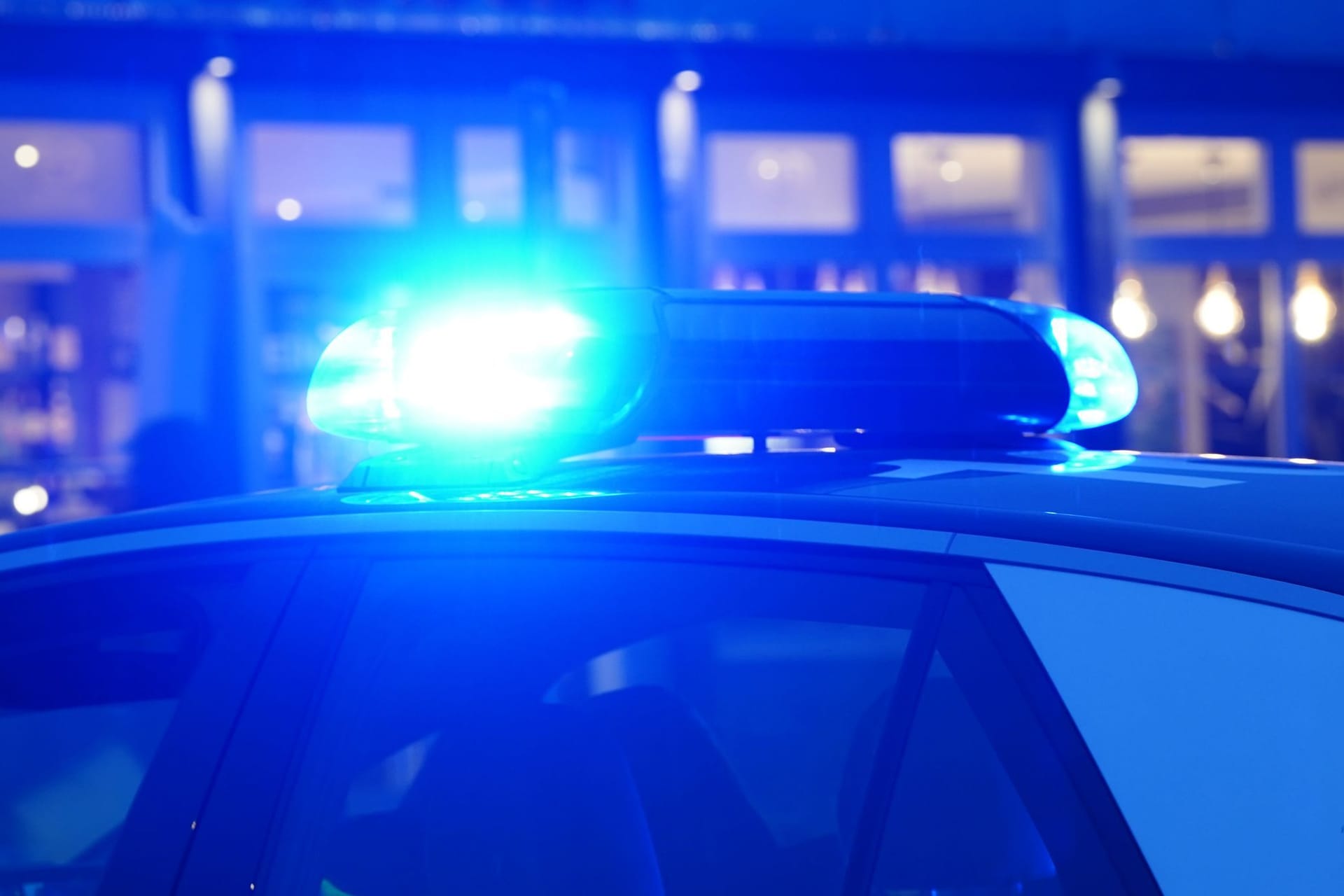 Streifenwagen der Polizei mit eingeschaltetem Blaulicht