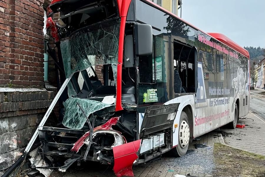 Der zerstörte Bus: Der Fahrer und eine Passagierin schweben in Lebensgefahr.