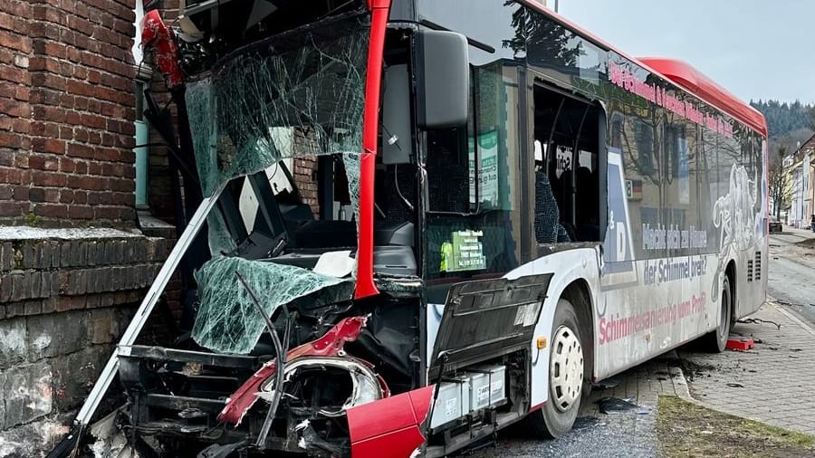 Der zerstörte Bus: Der Fahrer und eine Passagierin schweben in Lebensgefahr.