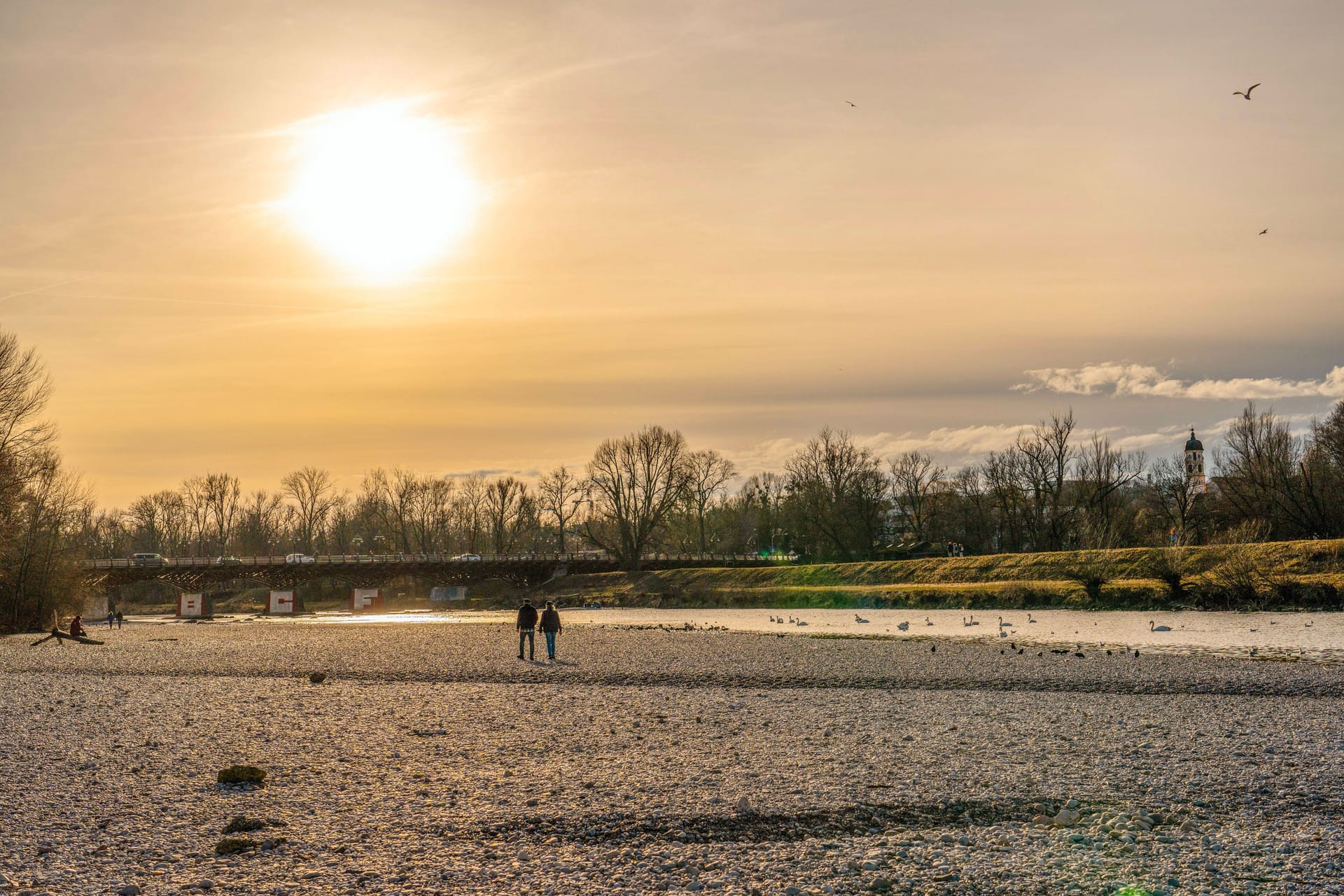 Spaziergänger genießen die Wintersonne in den Isarauen (Archivbild): Die Temperaturen klettern am Mittwoch maximal auf vier Grad.