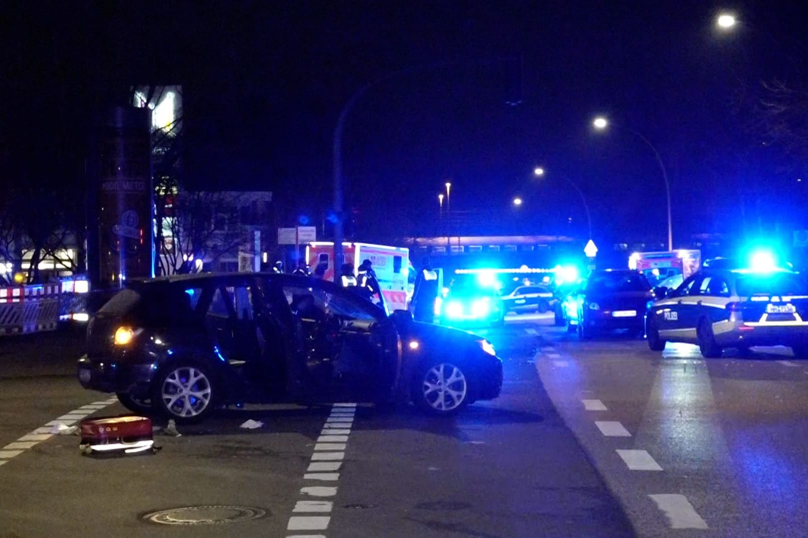 Nach einem Unfall in Hamburg soll einer der Beteiligten plötzlich ein Messer gezückt und auf den Unfallgegner eingestochen haben.