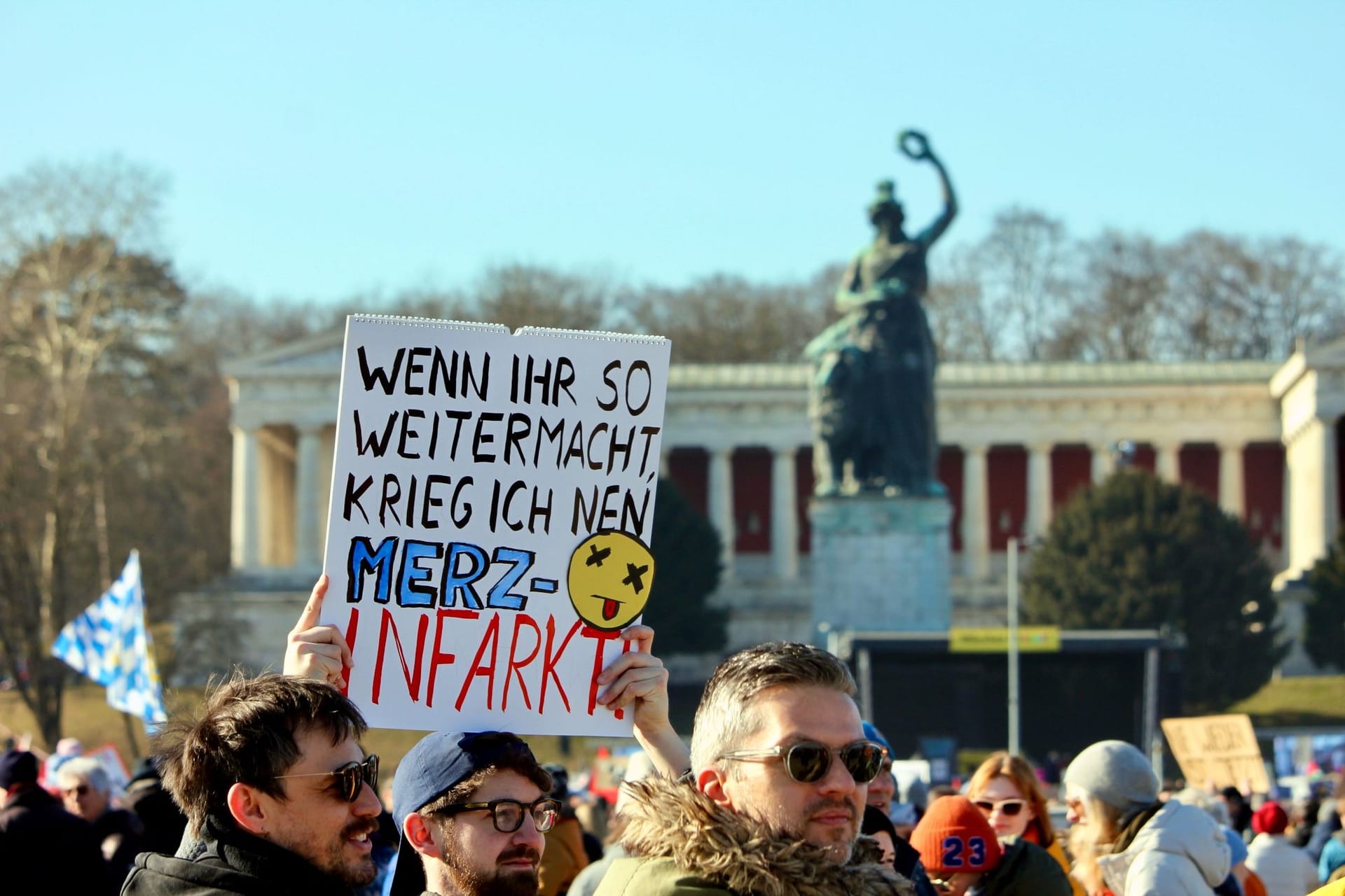 Über 200.000 Menschen wollen in München auf der Theresienwiese ein Zeichen gegen Rechtsextremismus setzen.