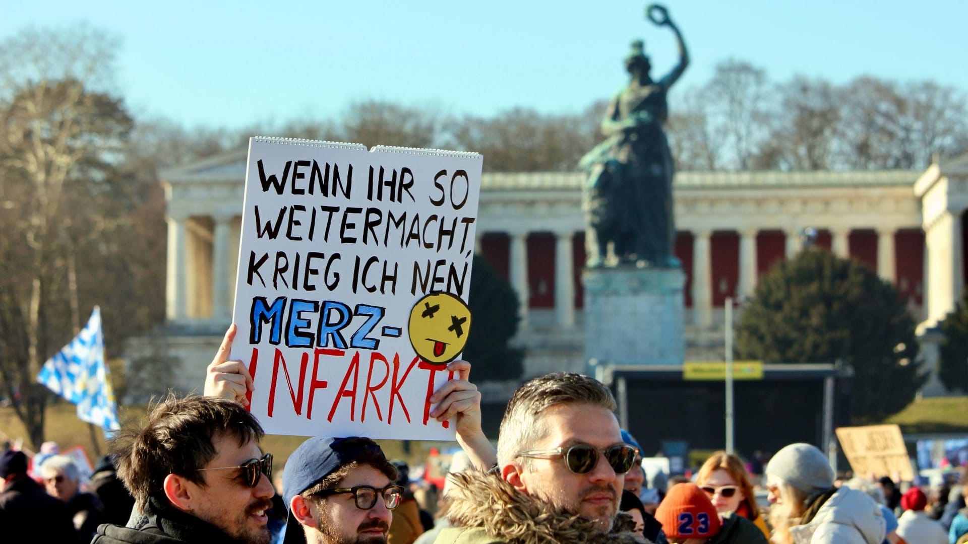 Über 200.000 Menschen wollen in München auf der Theresienwiese ein Zeichen gegen Rechtsextremismus setzen.