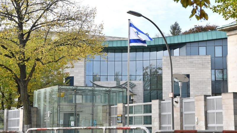 Die israelische Botschaft in Berlin. Ein 18-Jähriger ist wegen eines möglichen Anschlagsplans festgenommen worden.