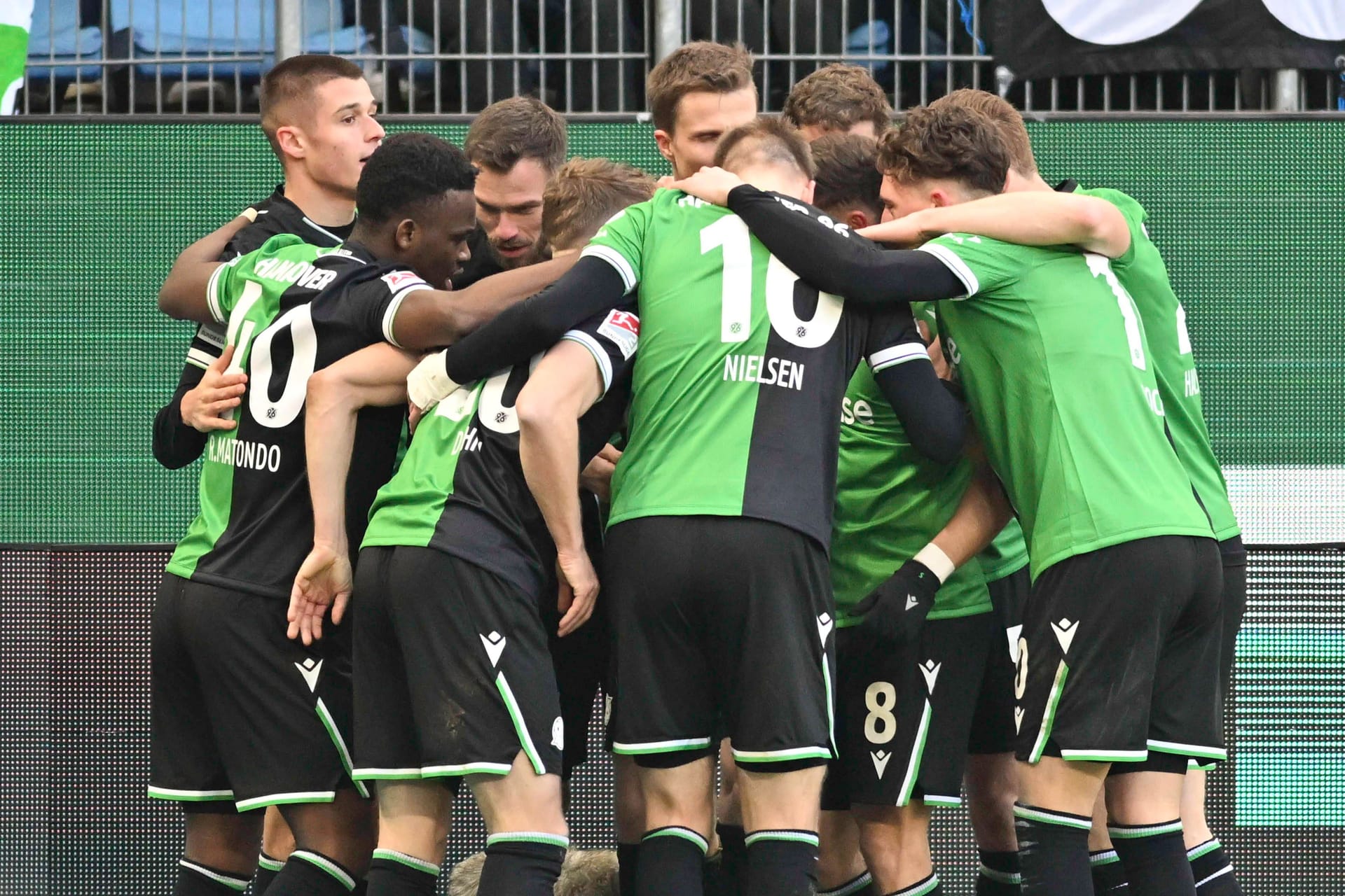 Jubel bei Hannover 96: Die Mannschaft drehte das Spiel beim HSV.