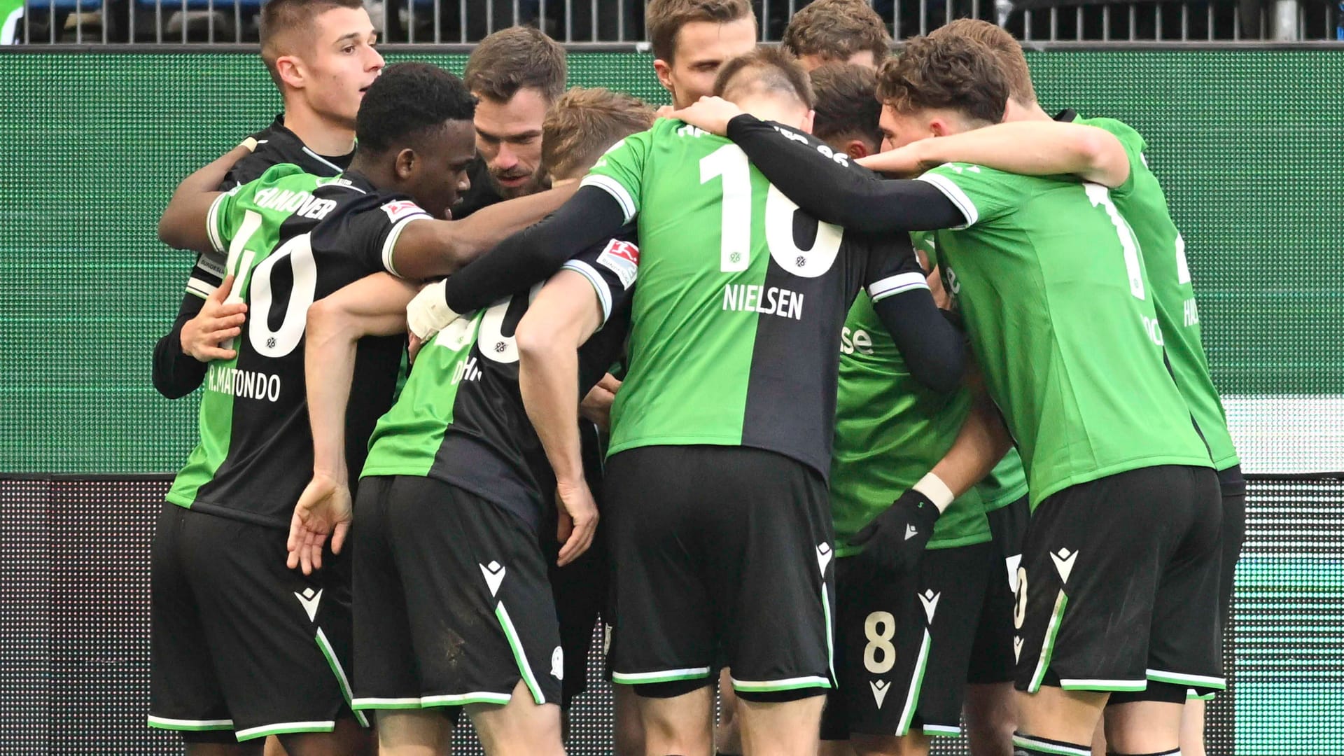 Jubel bei Hannover 96: Die Mannschaft drehte das Spiel beim HSV.
