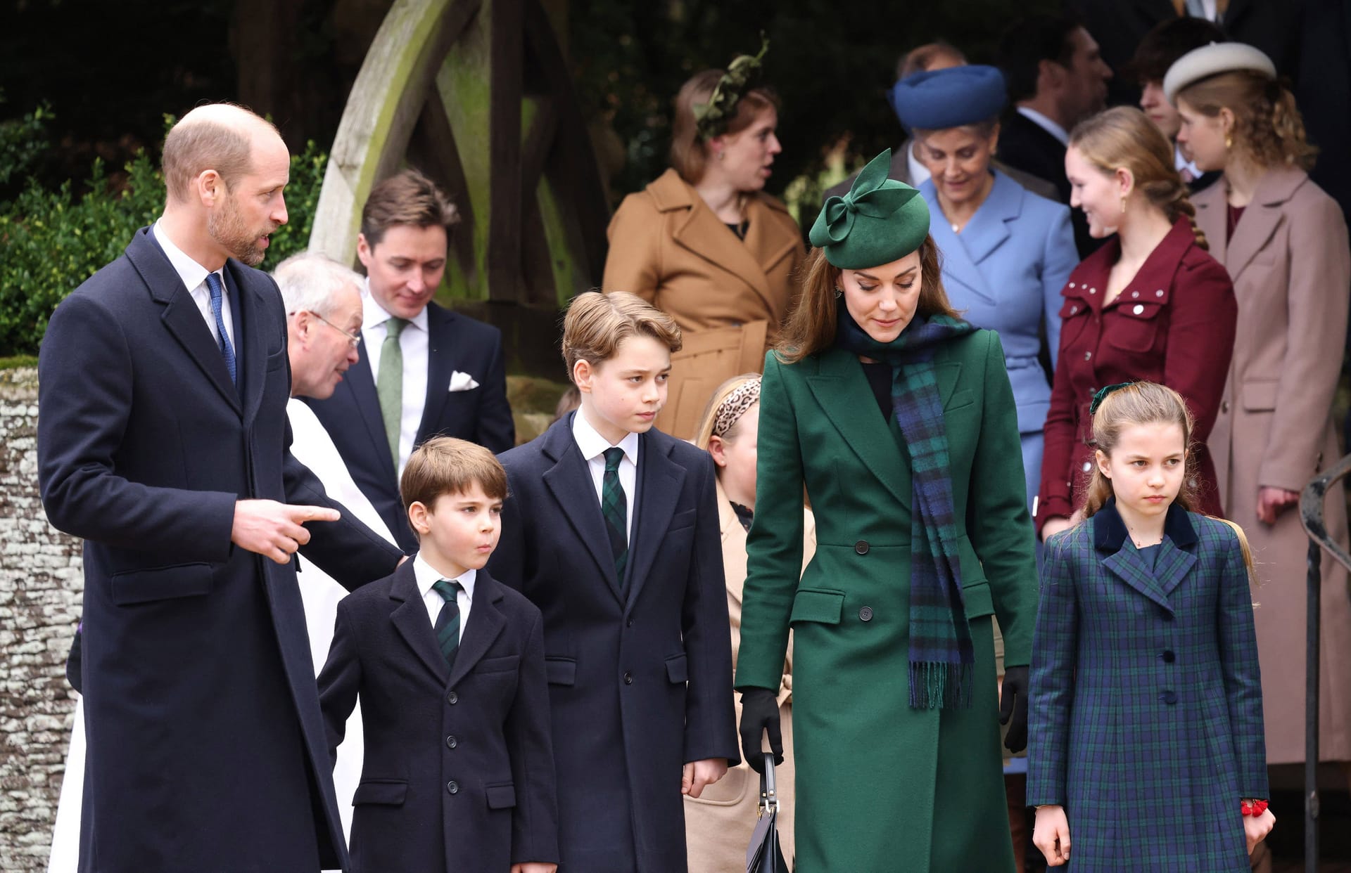 Prinz William und Prinzessin Kate mit ihren Kindern Prinz Louis (l.), Prinz George und Prinzessin Charlotte an Weihnachten 2025.