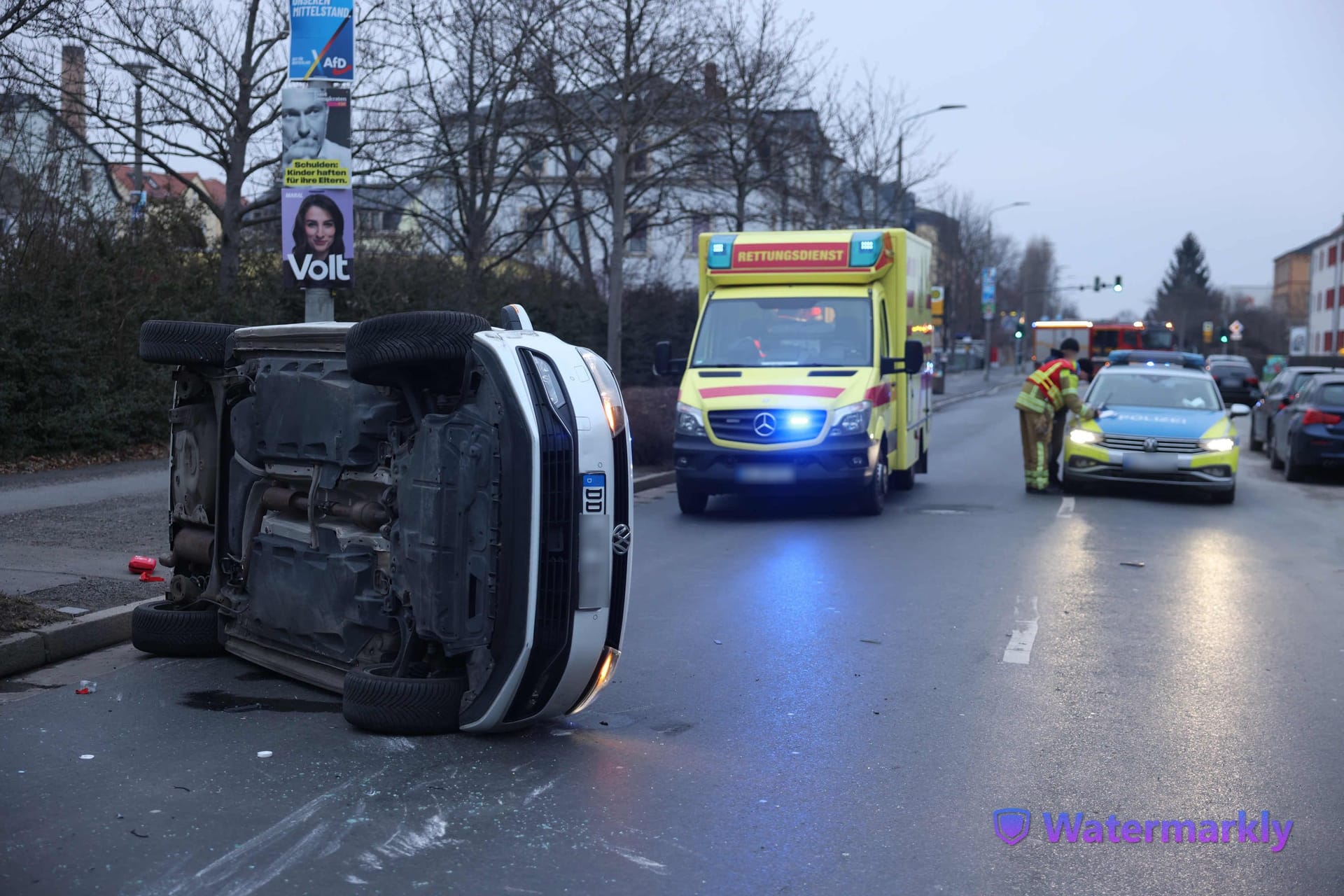 Die Unfallstelle am Freitagmorgen: Dabei kippte ein Auto auf die Seite, der Fahrer wurde verletzt.