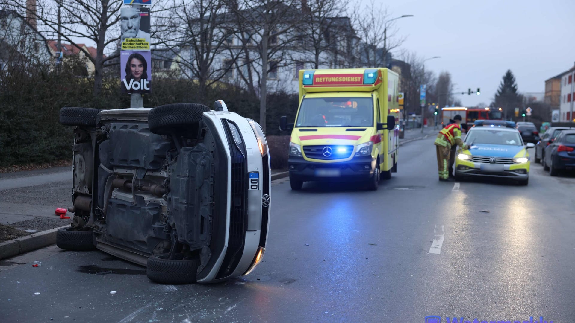 Die Unfallstelle am Freitagmorgen: Dabei kippte ein Auto auf die Seite, der Fahrer wurde verletzt.