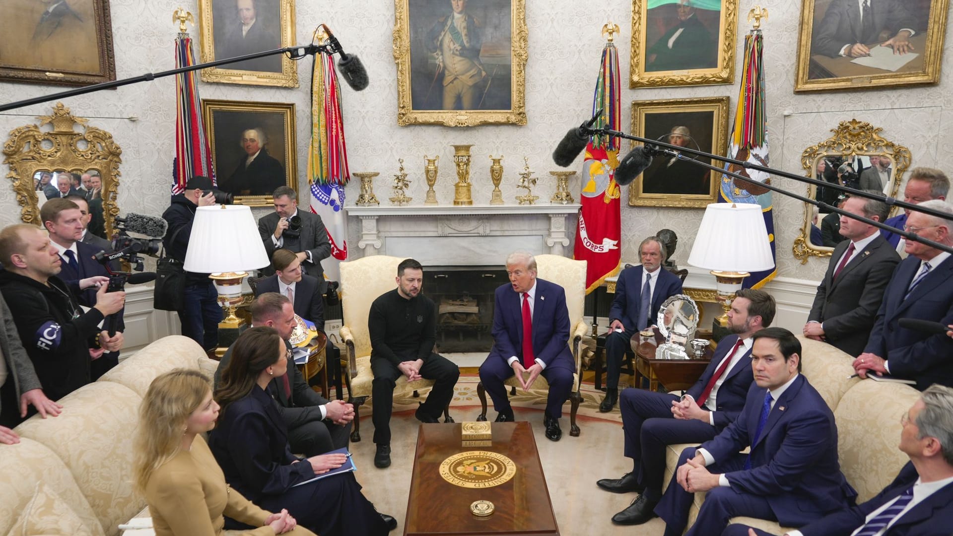 US-Präsident Donald Trump (Mitte r) trifft den ukrainischen Präsidenten Wolodymyr Selenskyj (Mitte l) im Beisein von US-Außenminister Marco Rubio (r) und US-Vizepräsident JD Vance (2.v.r) im Oval Office des Weißen Hauses.