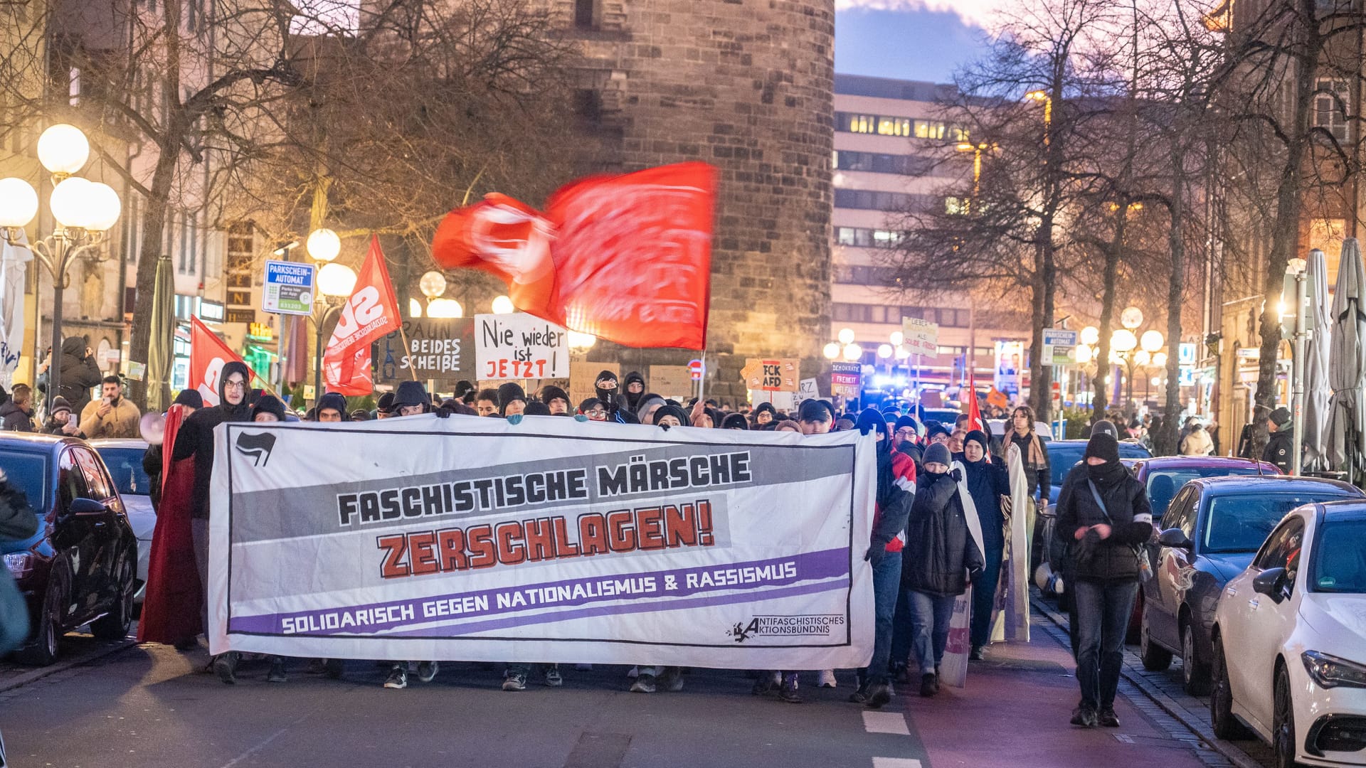 Die Gegendemonstranten zogen wie das "Team Menschenrechte" auch durch die Nürnberger Innenstadt.