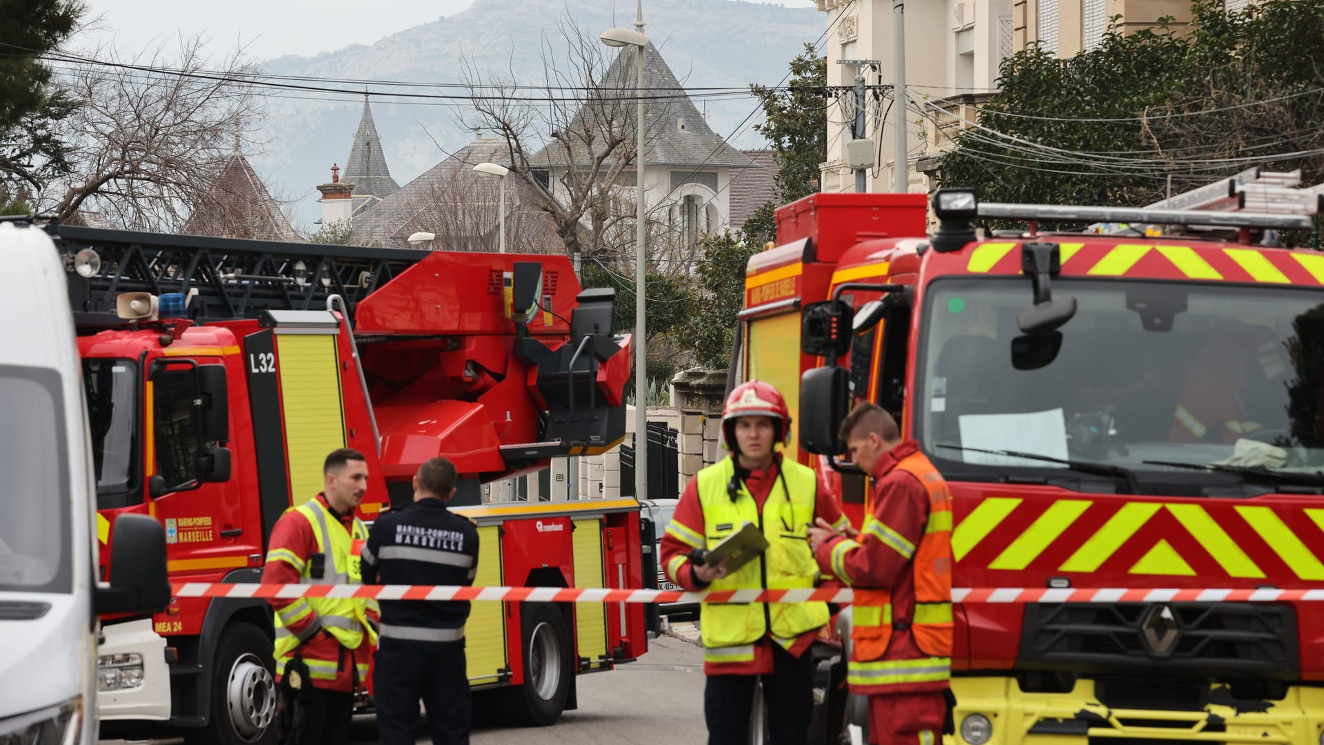 Feuerwehreinsatz nach dem Anschlag auf das russische Konsulat in Marseille.