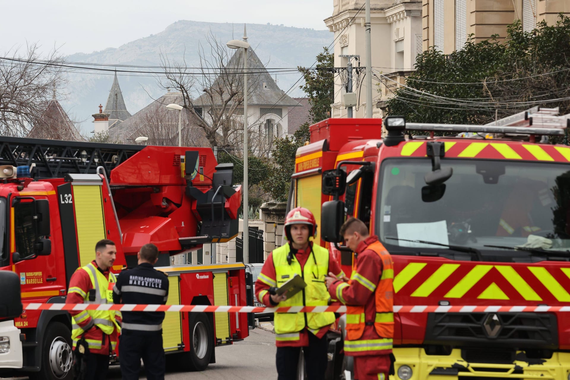 Feuerwehreinsatz nach dem Anschlag auf das russische Konsulat in Marseille.