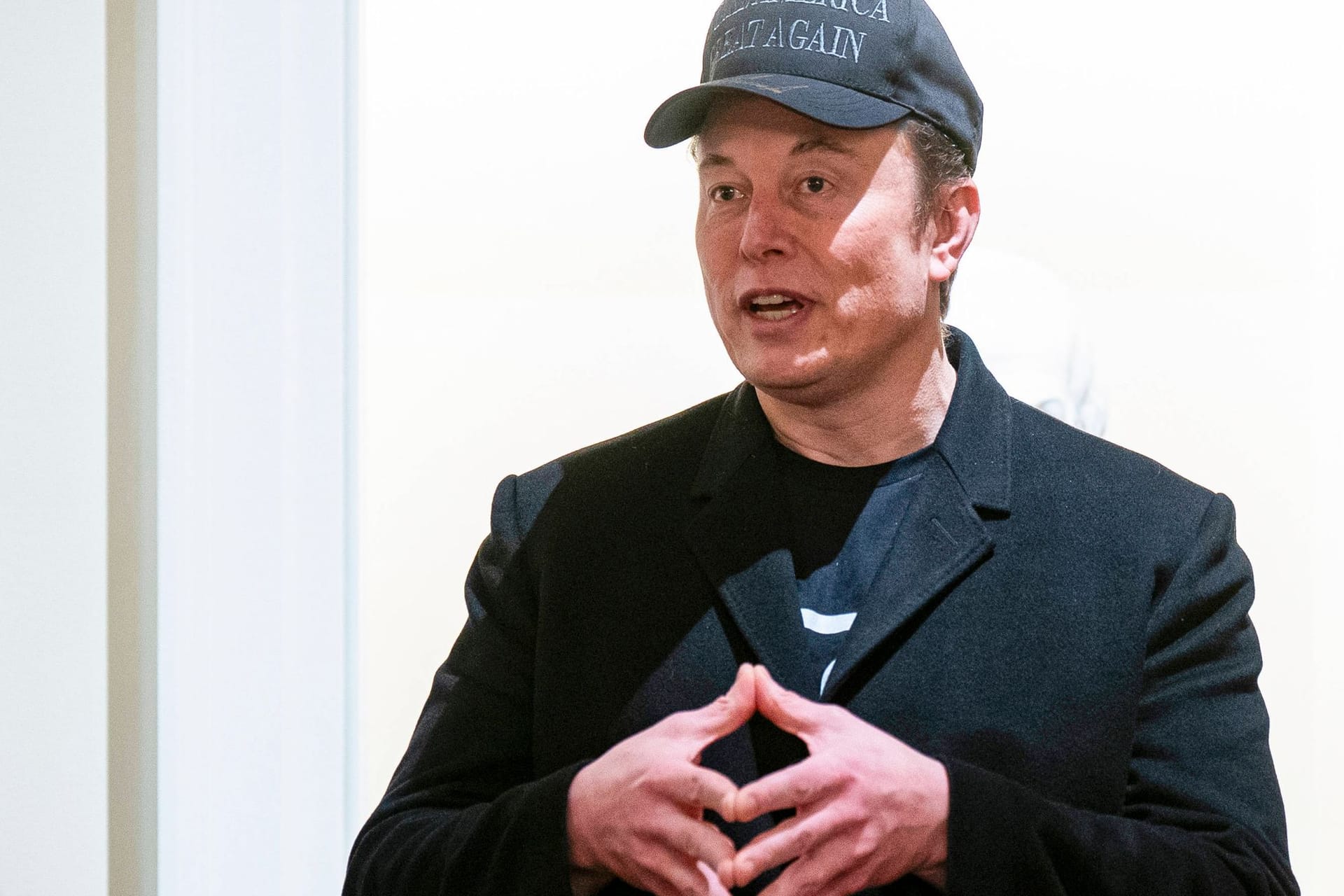 Elon Musk beim ersten Kabinettstreffen der neuen Trump-Regierung.