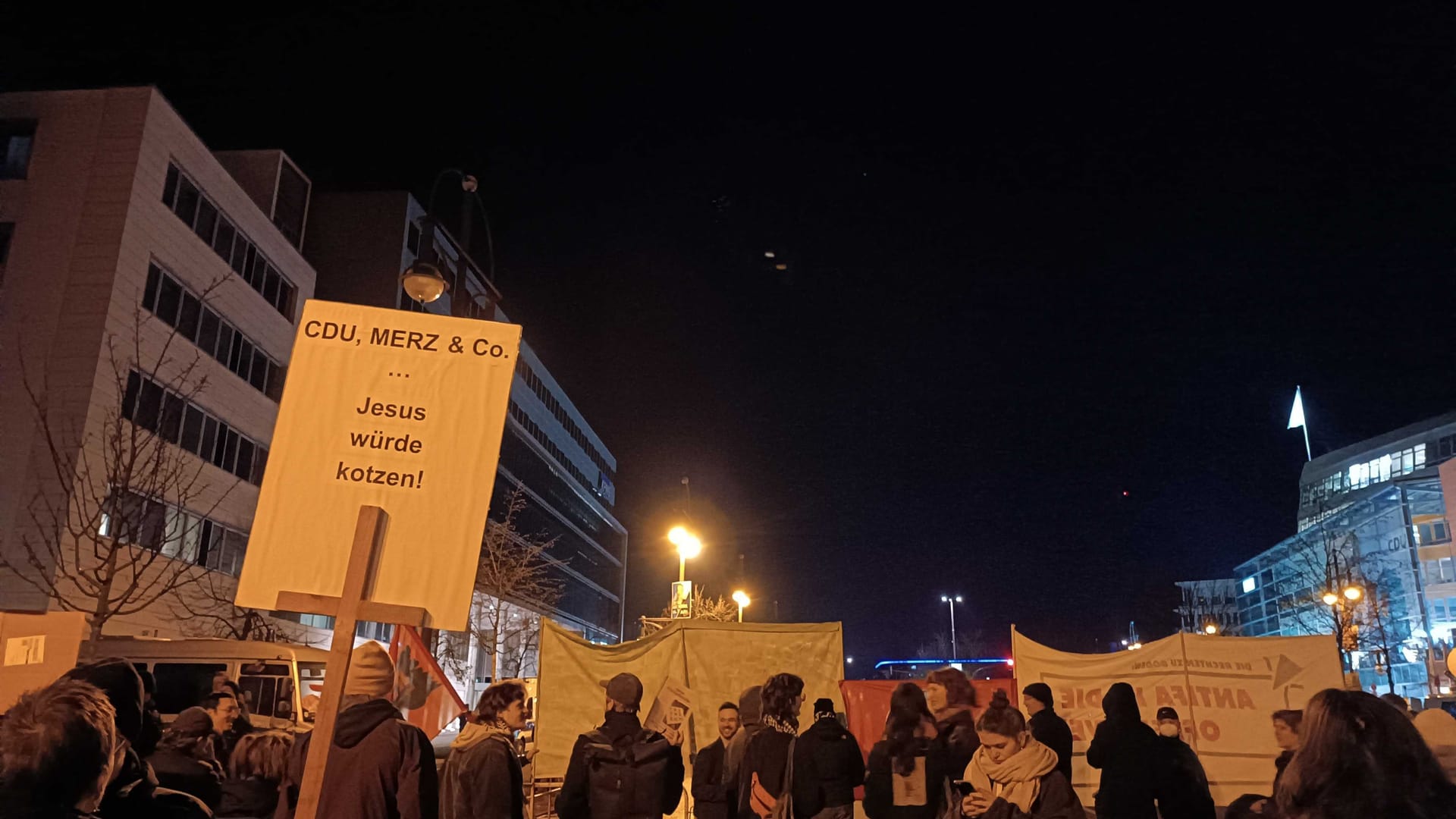 Etwa 100 Demonstranten hatten sich am Sonntagabend gegen 18 Uhr vor der CDU-Parteizentrale versammelt.