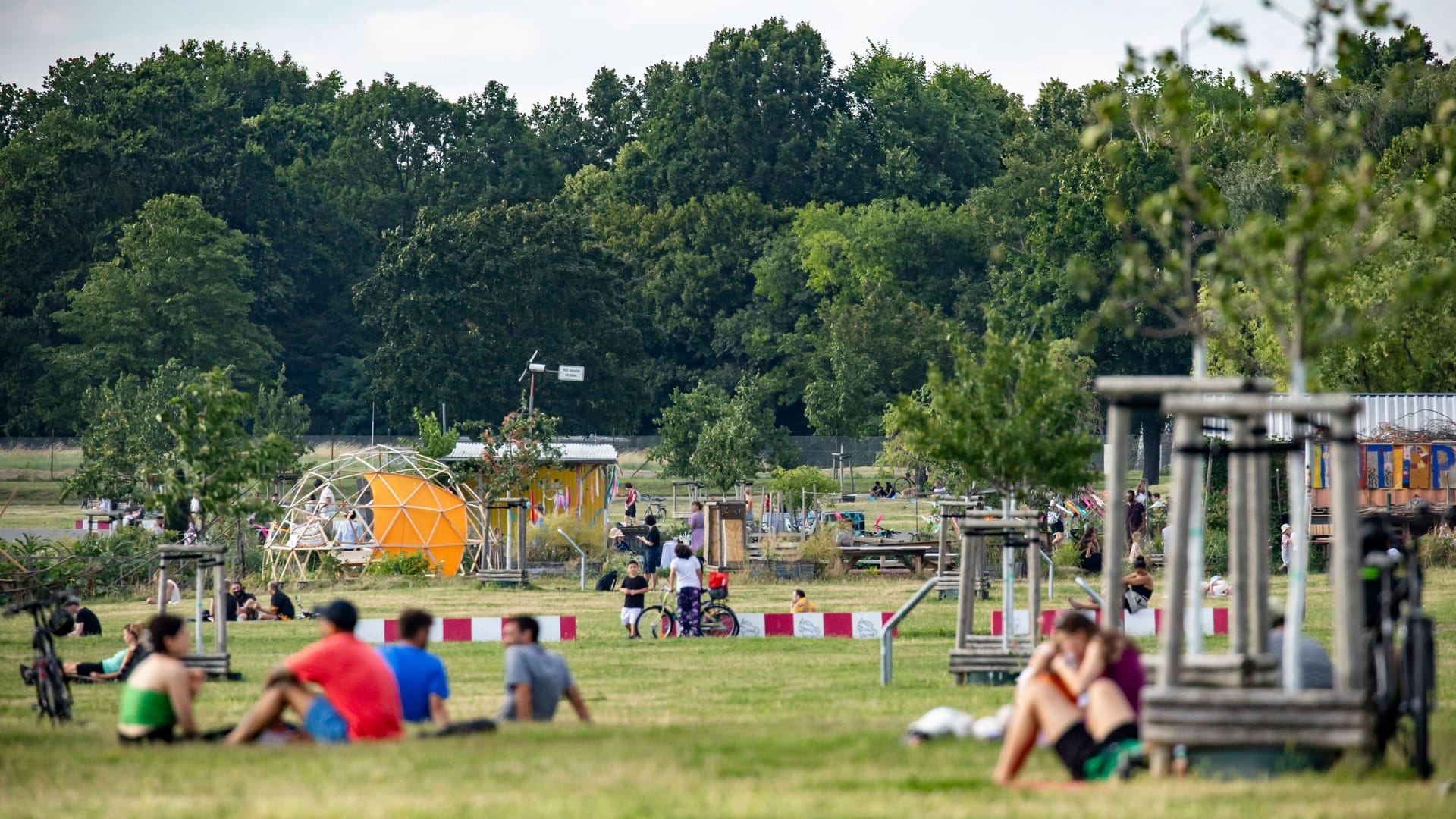 Tempelhofer Feld (Archivbild): Hunderttausende Personen stimmten damals gegen die Bebauung des ehemaligen Flughafengeländes.