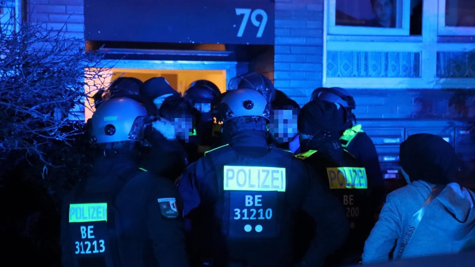 Die Polizei musste in Neukölln Rettungskräfte schützen.